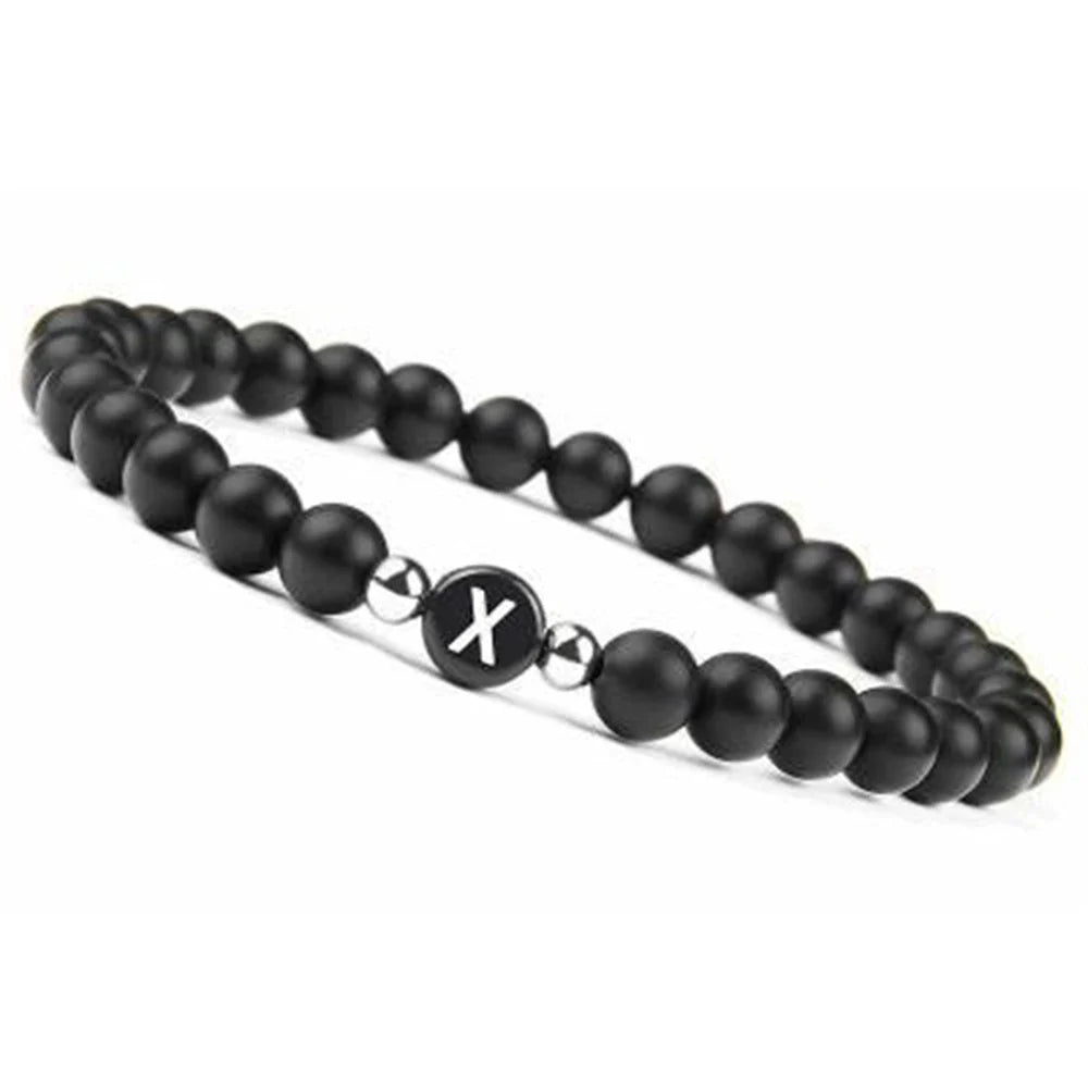 Schwarzes Armband mit Initiale x