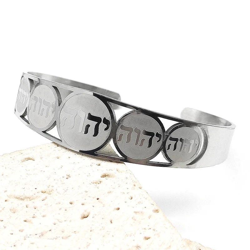 Offenes Armband mit hebräischen Buchstaben aus Silber