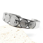 Offenes Armband mit hebräischen Buchstaben aus Silber