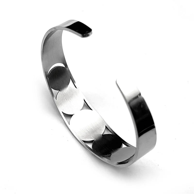 Offenes Armband mit hebräischen Buchstaben aus Silber