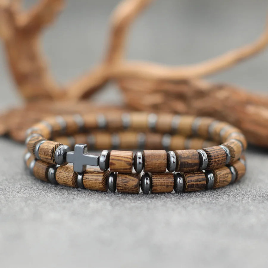 Armband mit Kreuz und Perlen im Holzoptik