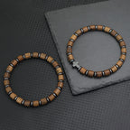 Armband mit Kreuz und Perlen im Holzoptik