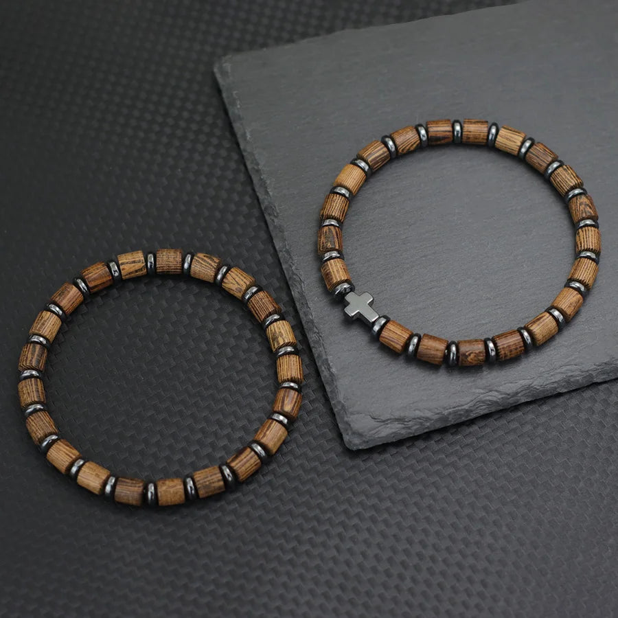 Armband mit Kreuz und Perlen im Holzoptik