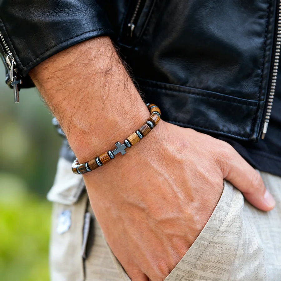 Armband mit Kreuz und Perlen im Holzoptik