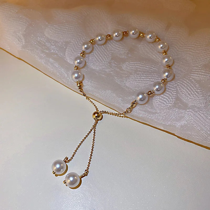 Perlenarmband im zeitgenössischen Stil Weiß