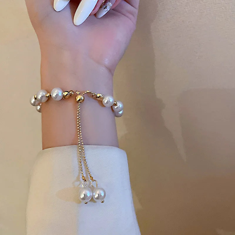 Perlenarmband im zeitgenössischen Stil Weiß
