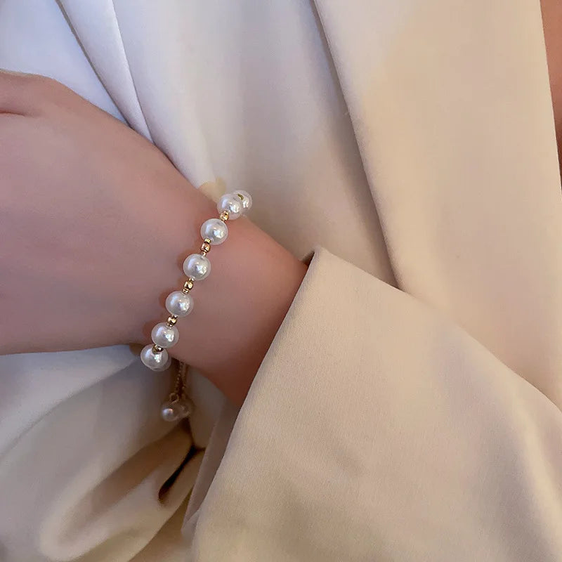 Perlenarmband im zeitgenössischen Stil Weiß