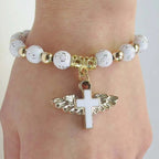Perlenarmband mit weißem Kreuz
