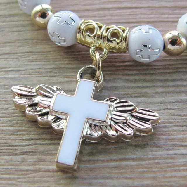 Perlenarmband mit weißem Kreuz