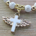 Perlenarmband mit weißem Kreuz