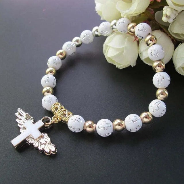 Perlenarmband mit weißem Kreuz