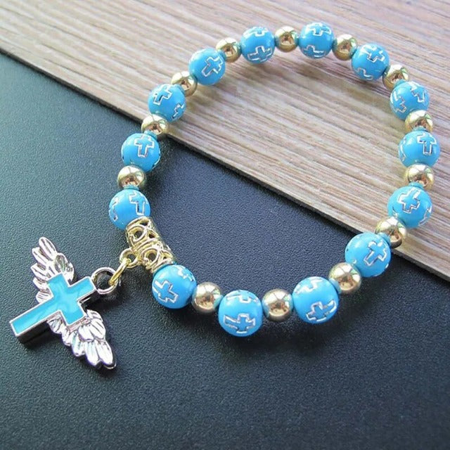 Perlenarmband mit blauem Kreuz