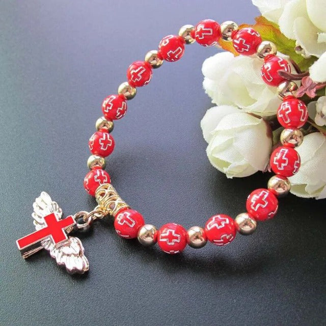 Perlenarmband mit rotem Kreuz