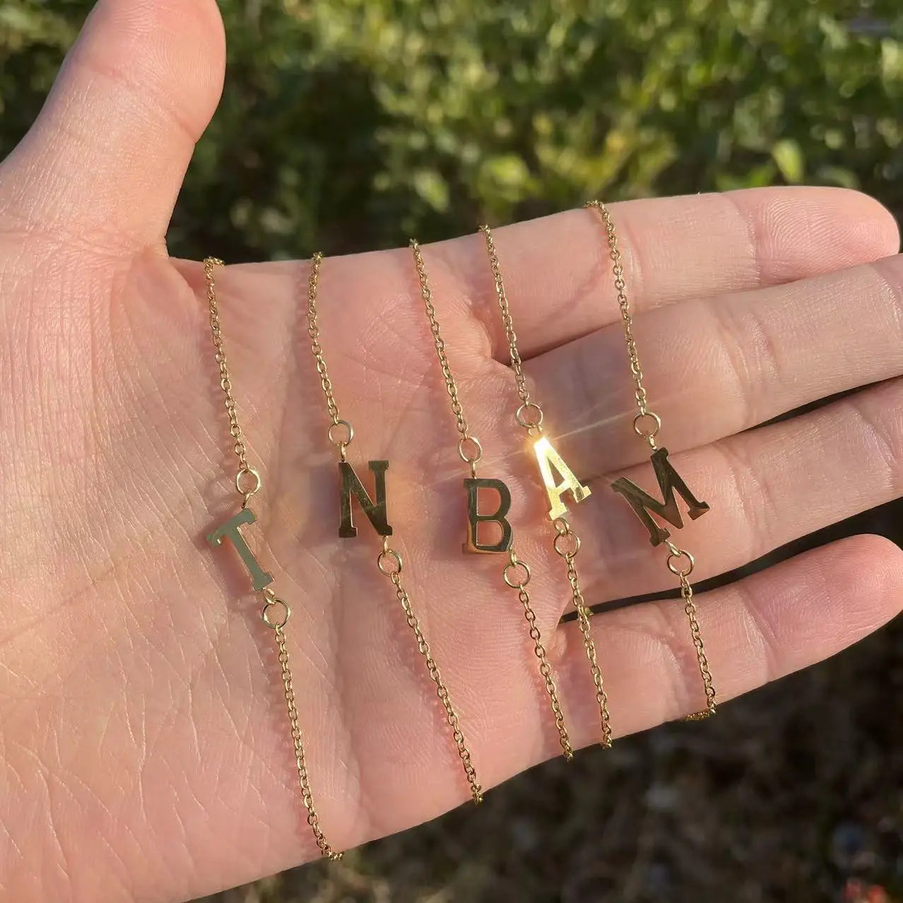 Personalisierbares Armband für Damen mit Initiale Gold b