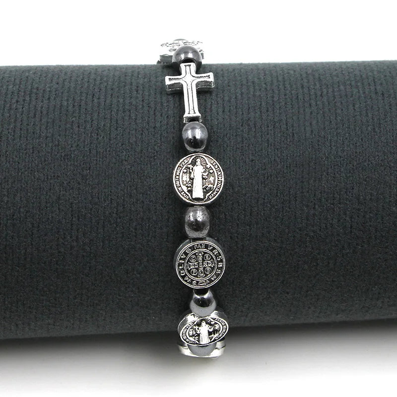 Armband mit Medaillons des Heiligen Benedikt und großem silbernem Kreuz