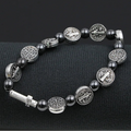 Armband mit Medaillons des Heiligen Benedikt und großem silbernem Kreuz