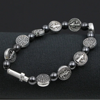 Armband mit Medaillons des Heiligen Benedikt und großem silbernem Kreuz