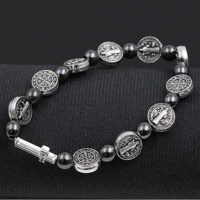 Armband mit Medaillons des Heiligen Benedikt und großem silbernem Kreuz
