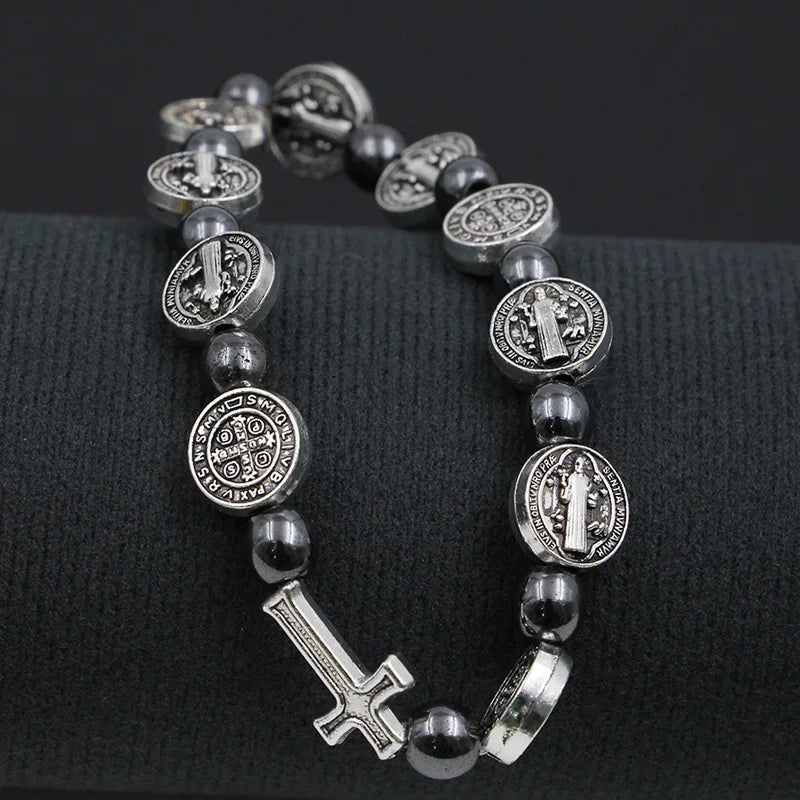 Armband mit Medaillons des Heiligen Benedikt und großem silbernem Kreuz