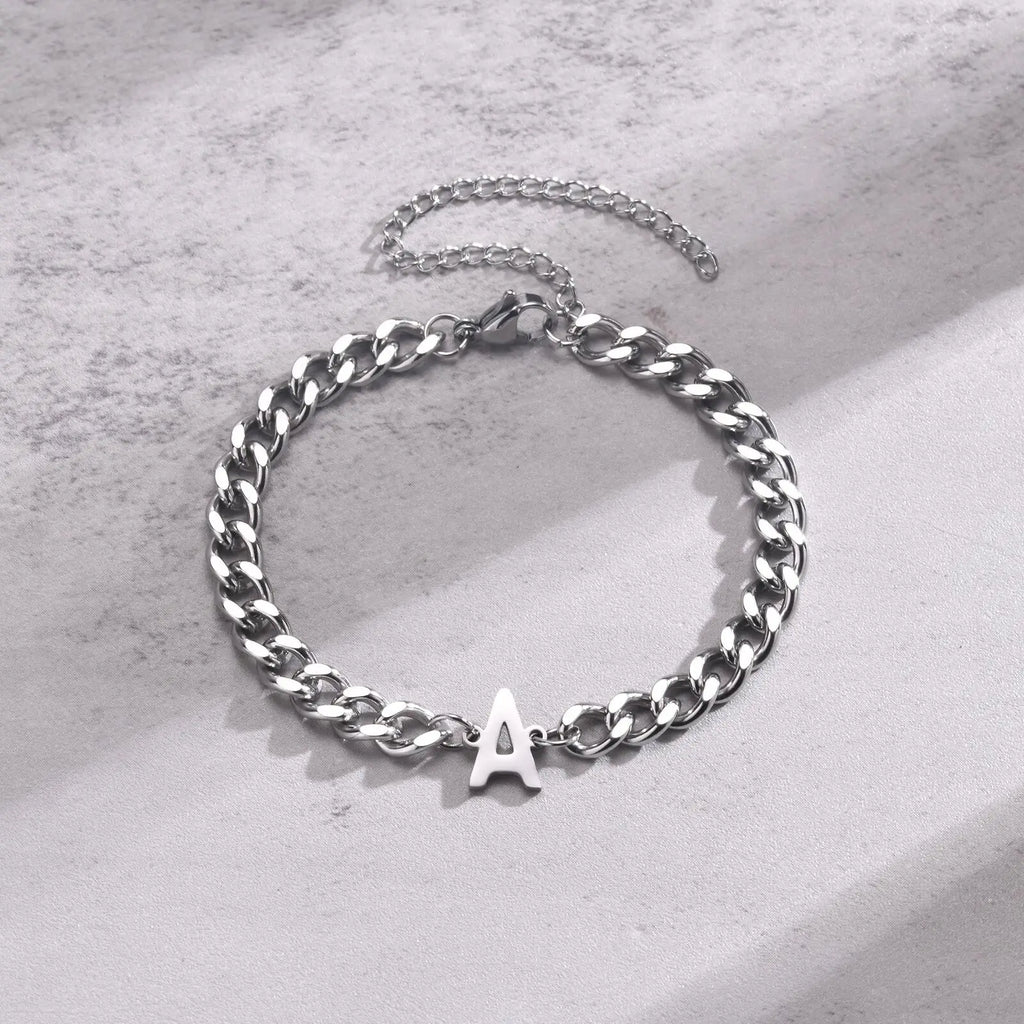 Gedrehtes Armband mit Initiale a
