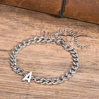 Gedrehtes Armband mit Initiale