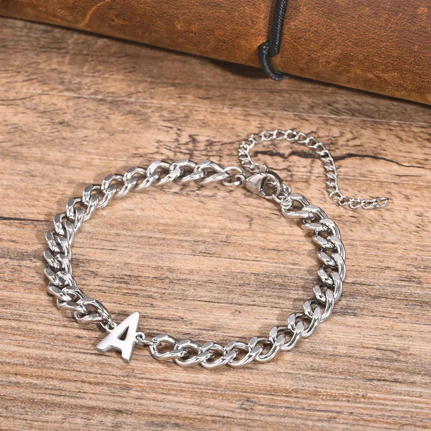 Gedrehtes Armband mit Initiale