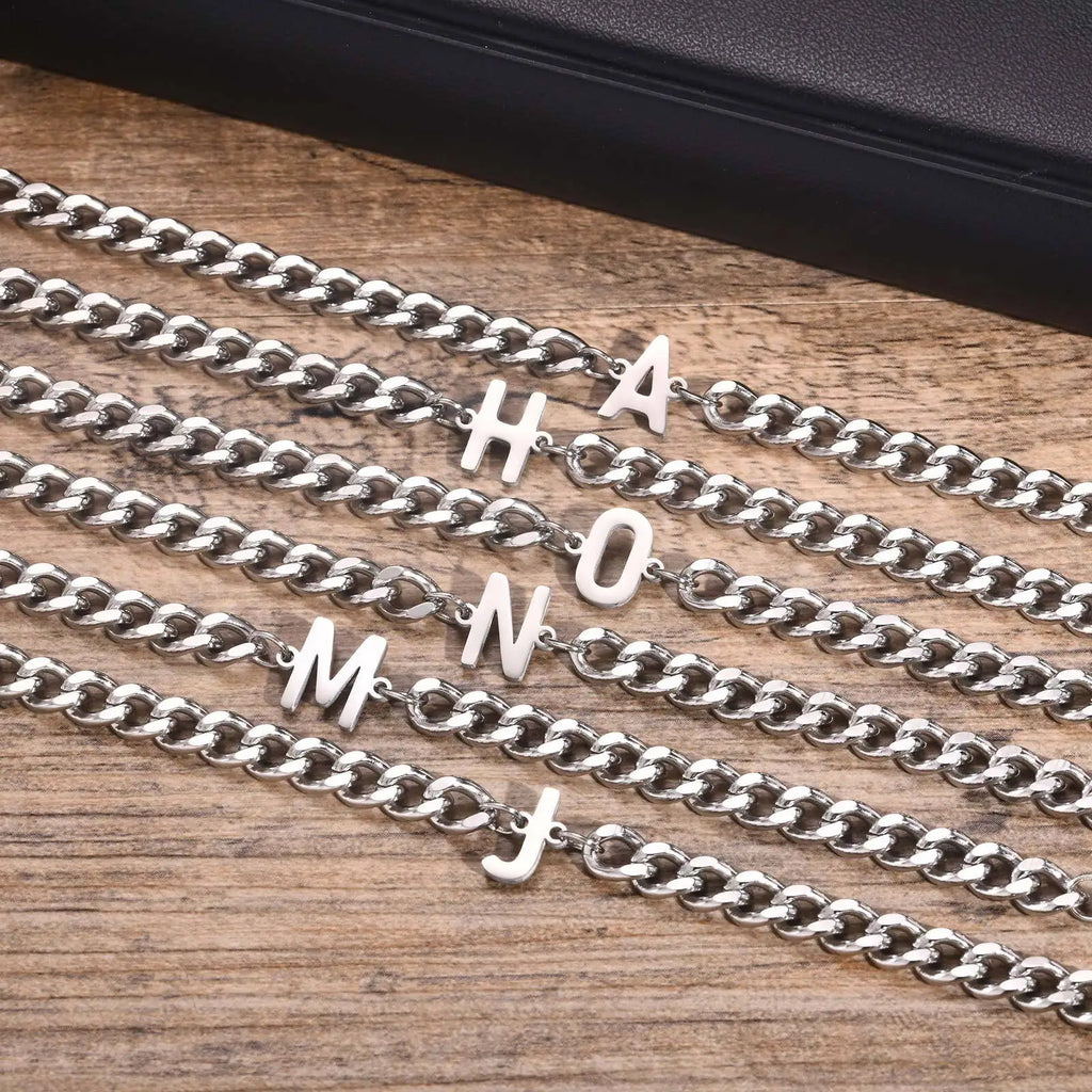 Gedrehtes Armband mit Initiale 