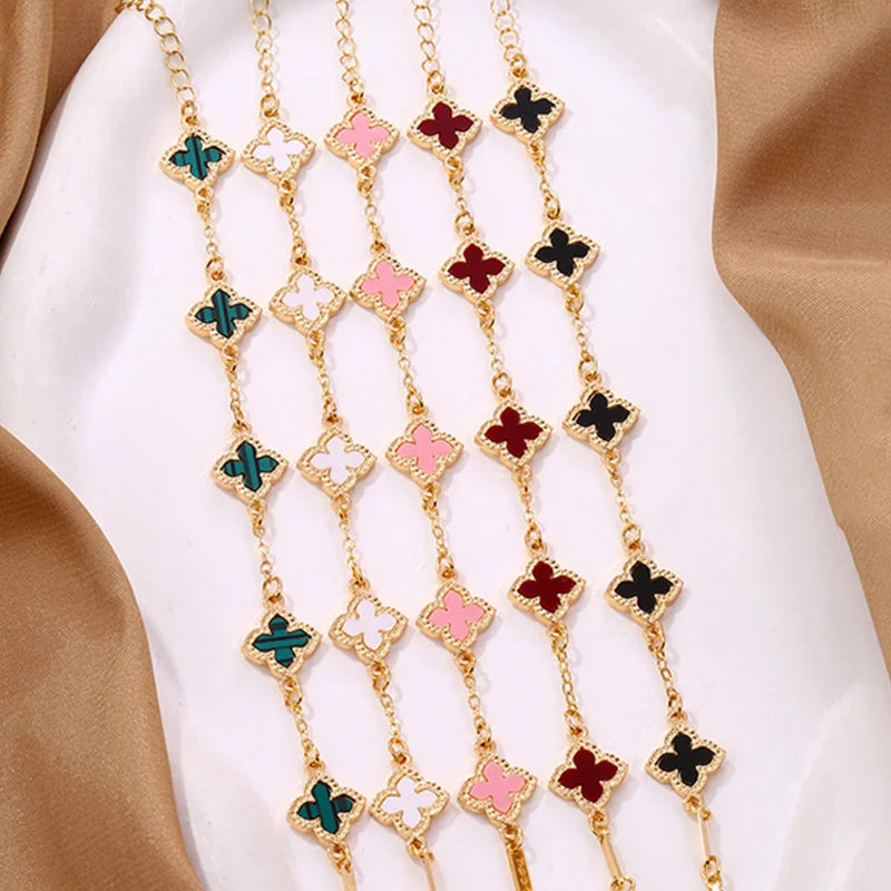 Armband mit vierblättrigem Kleeblatt in Perlmuttoptik