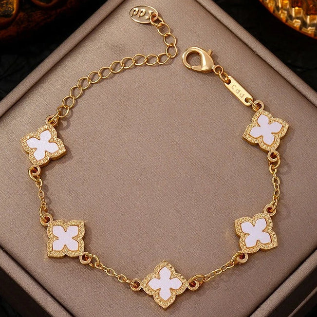 Armband mit vierblättrigem Kleeblatt in weißer Perlmuttoptik