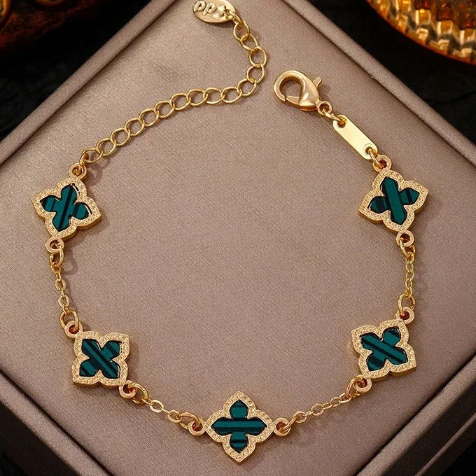 Armband mit vierblättrigem Kleeblatt in grüner Perlmuttoptik