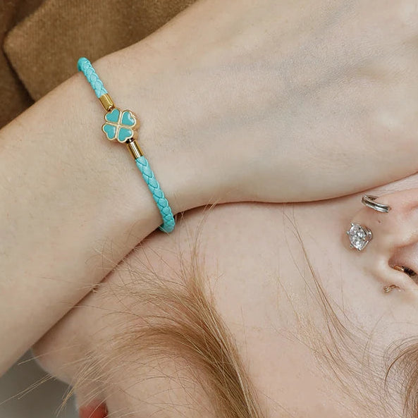 Geflochtenes Lederarmband mit vierblättrigem Kleeblatt blau