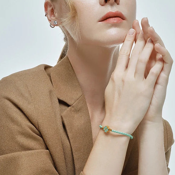 Geflochtenes Lederarmband mit vierblättrigem Kleeblatt grün