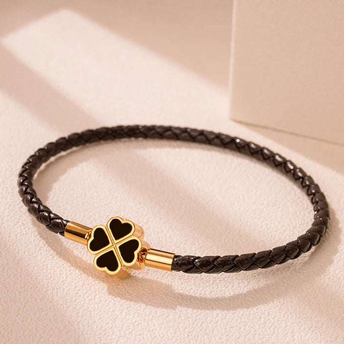 Geflochtenes Lederarmband mit vierblättrigem Kleeblatt braun