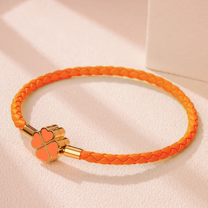 Geflochtenes Lederarmband mit vierblättrigem Kleeblatt orange