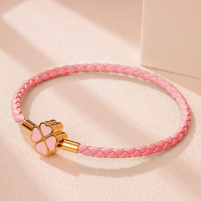 Geflochtenes Lederarmband mit vierblättrigem Kleeblatt rosa