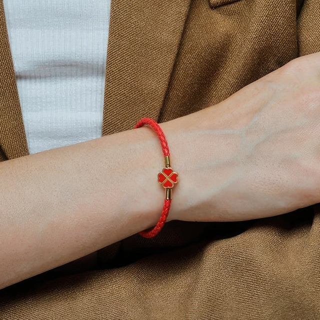 Geflochtenes Lederarmband mit vierblättrigem Kleeblatt 