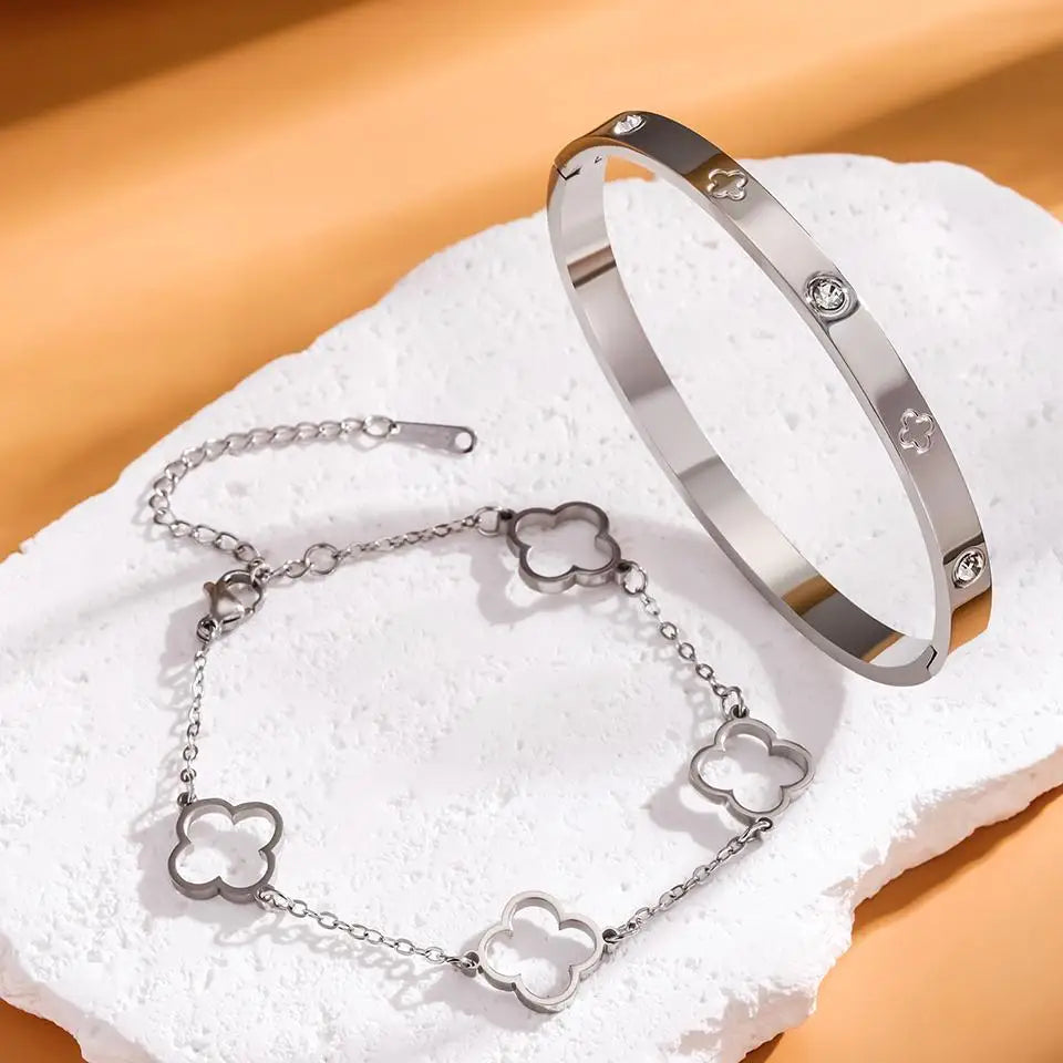 Set mit 2 Armbändern mit vierblättrigen Kleeblättern in Silber