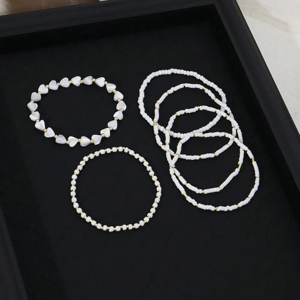 Perlen- und Herzarmbänder