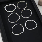 Perlen- und Herzarmbänder