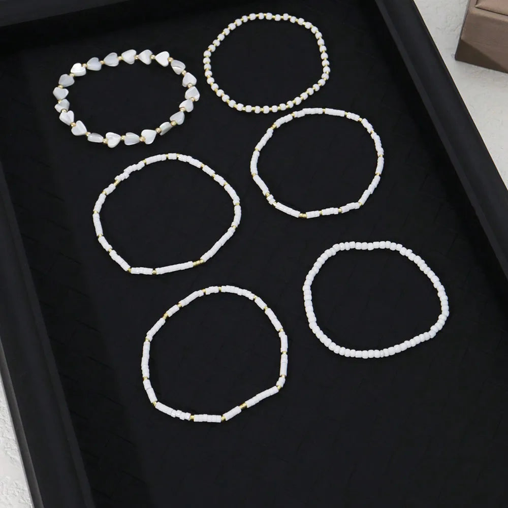 Perlen- und Herzarmbänder