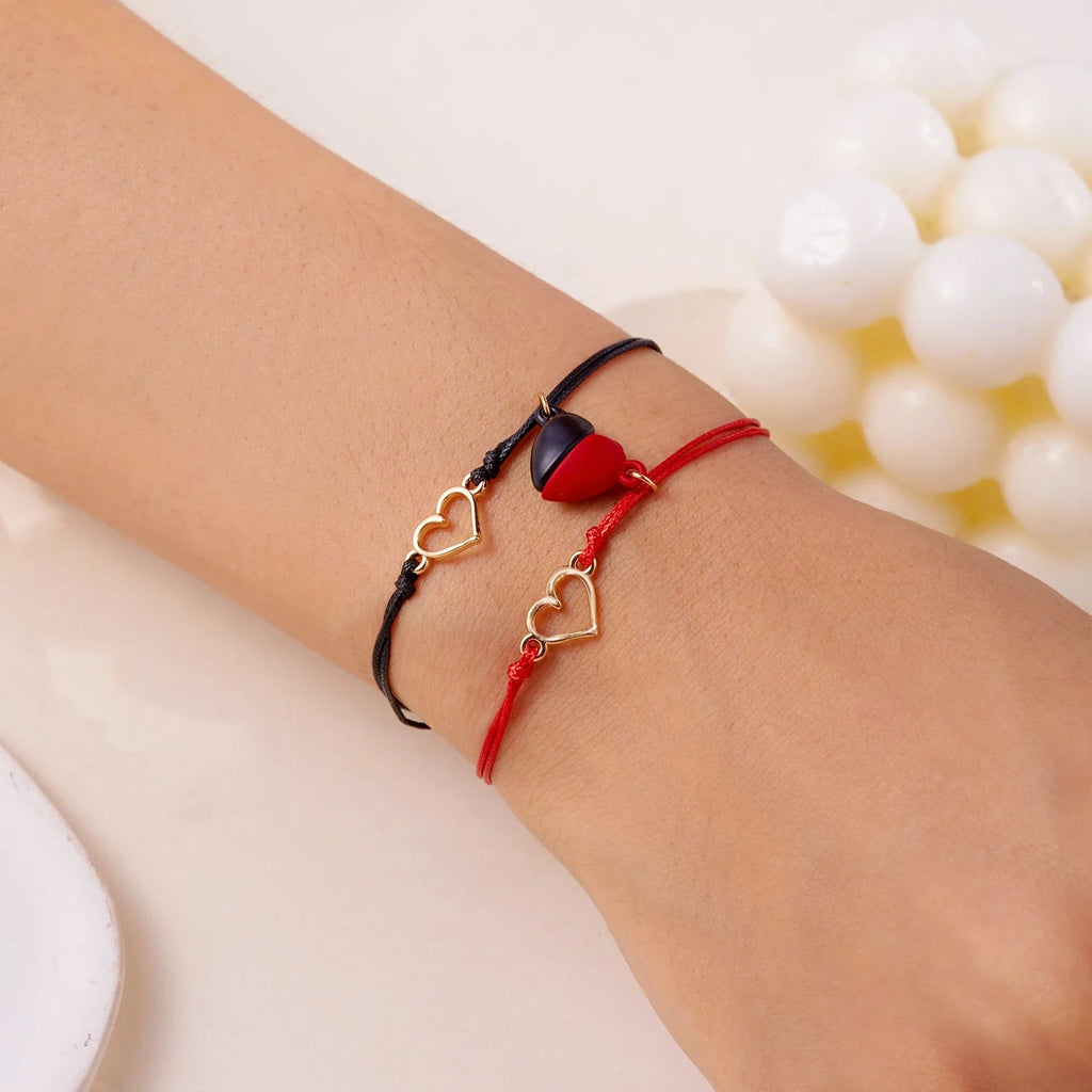 Magnetische Partnerarmbänder mit Herz und EKG in Rot und Schwarz