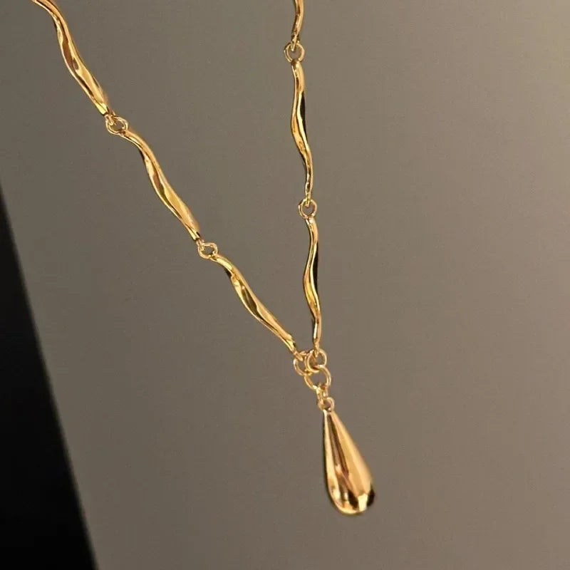 Asymmetrische Halskette mit Wassertropfen-Anhänger
