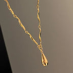 Asymmetrische Halskette mit Wassertropfen-Anhänger