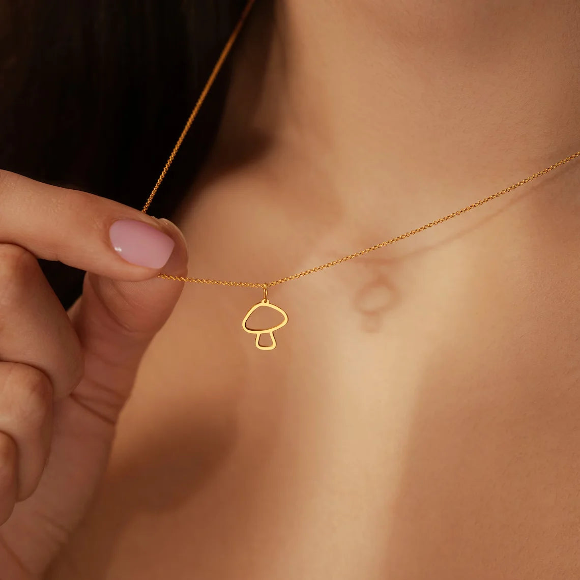 Halskette mit feinem Pilzanhänger in Gold