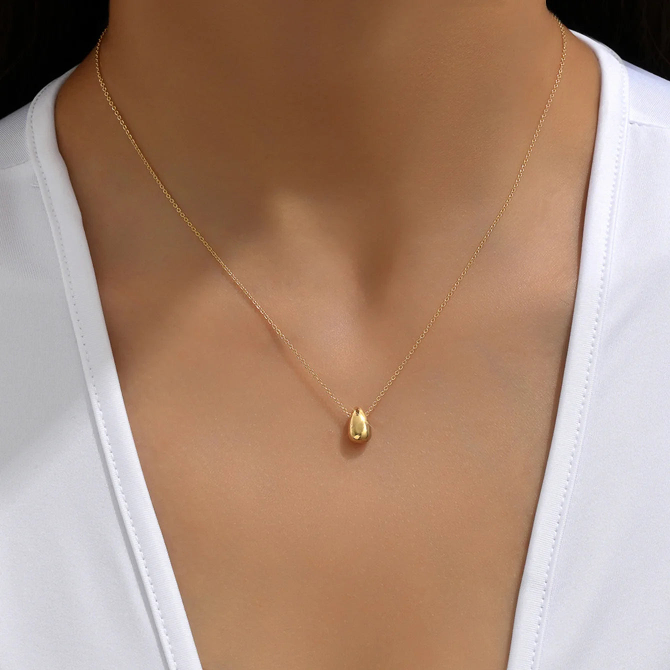 Halskette mit feinem Wassertropfen-Anhänger in Gold