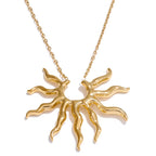 Collier avec grand pendentif demi-soleil aux rayons ondulés or