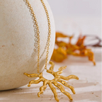 Collier avec grand pendentif demi-soleil aux rayons ondulés or