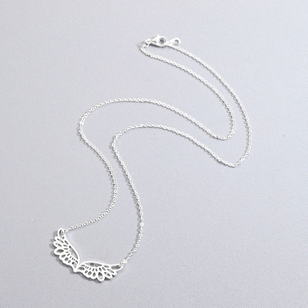 Halskette mit großem Engelsflügel-Anhänger in Silber
