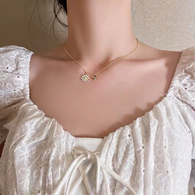 Halskette mit Bienenanhänger und Gänseblümchen-Anhänger