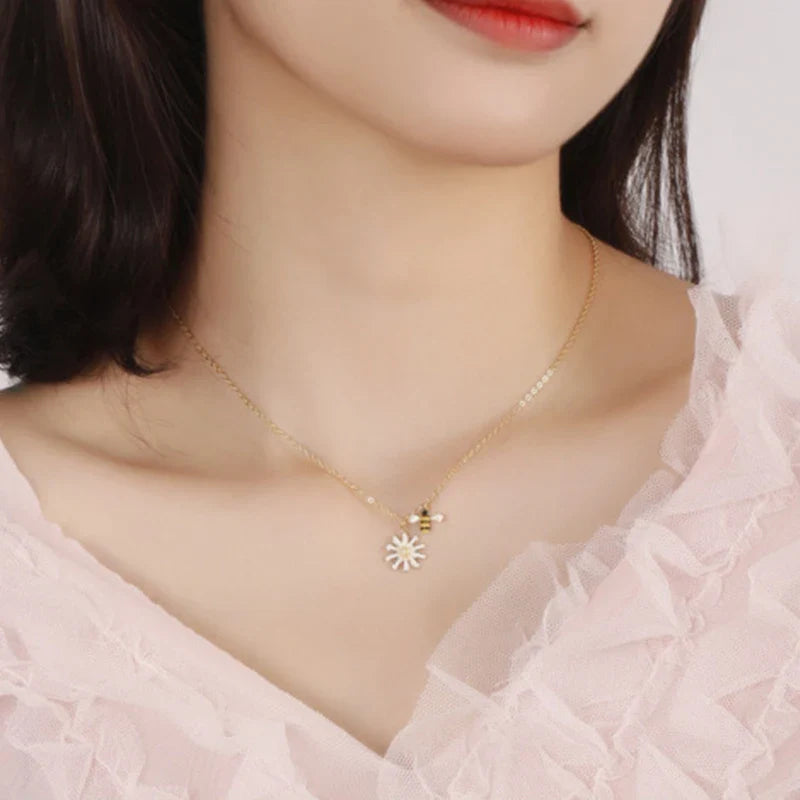 Halskette mit Bienenanhänger und Gänseblümchen-Anhänger